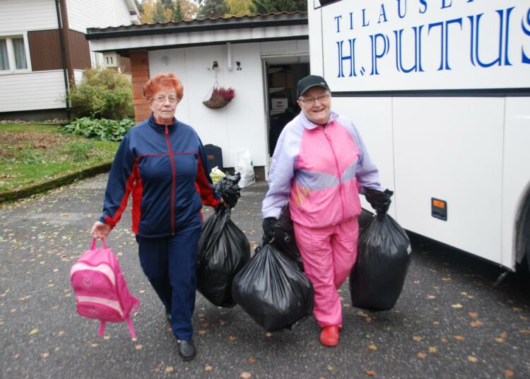 Eeva Järvilehto ja Hilja Suominen lastaavat kyytiin vaatteita.