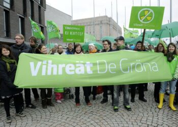 Vihreiden valtuuskunta, puoluehallitus ja eduskuntaryhmä osallistuivat ydinvoiman vastaiseen mielenosoitukseen Helsingissä 8. toukokuuta 2010.