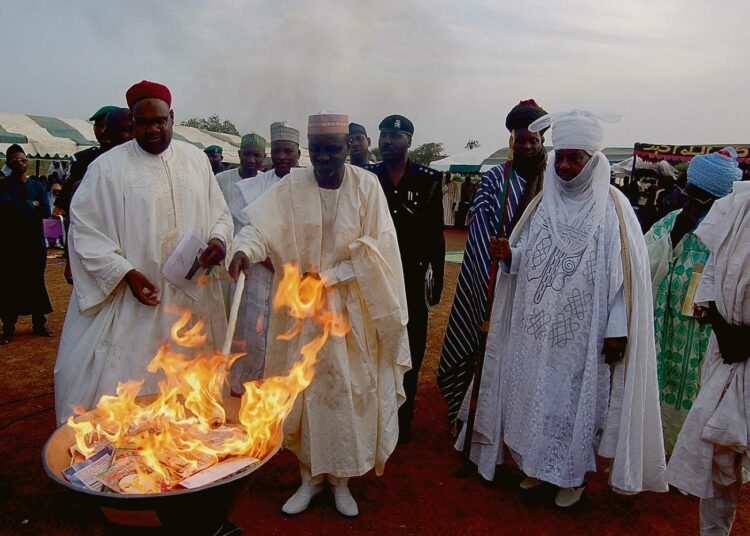 Nigeria on kärsinyt viime vuosina öljyyn ja uskontoon liittyvistä levottomuuksista. Kanon osavaltiossa on otettu käyttöön islamin laki, jonka nojalla viranomaiset polttivat kirjoja syksyllä 2008.