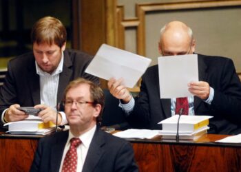Kotkalainen kirurgi Pentti Tiusanen on vasemmiston ahkerimpia täysistuntopuhujia.