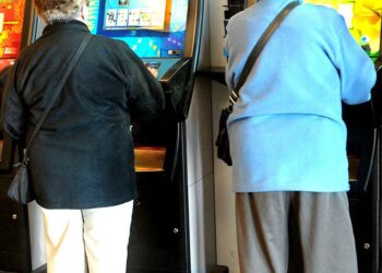 Uuden arpajaislain myötä kaikesta rahapelaamisesta tulee kiellettyä alle 18-vuotiailta. Ikäihmisten pelaamiseen ei lakiuudistuksessa otettu kantaa.