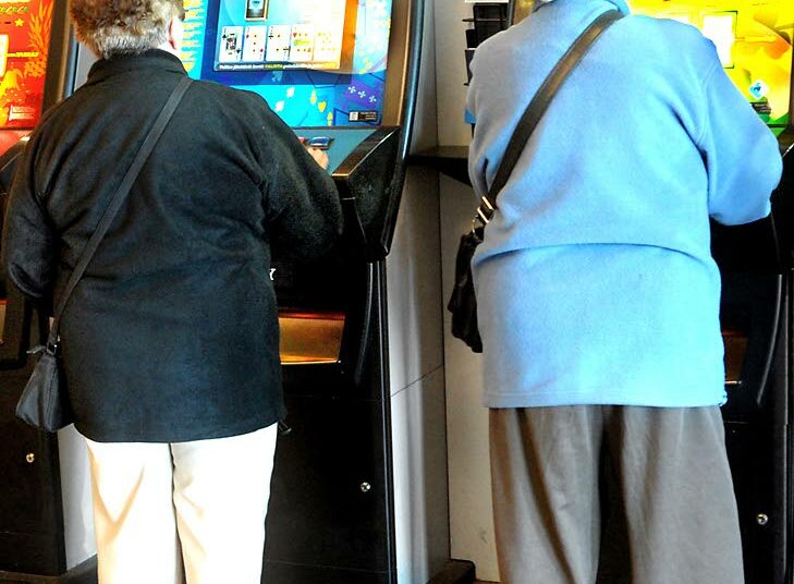 Uuden arpajaislain myötä kaikesta rahapelaamisesta tulee kiellettyä alle 18-vuotiailta. Ikäihmisten pelaamiseen ei lakiuudistuksessa otettu kantaa.