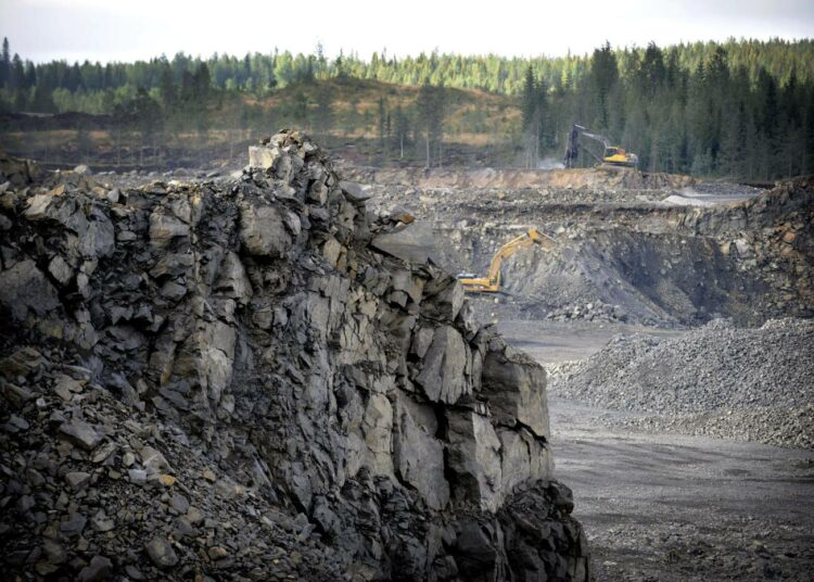 Kaivosala työllistää Suomessa reilut kaksituhatta ihmistä. Kuva on Talvivaaran kaivoksen avolouhoksesta.