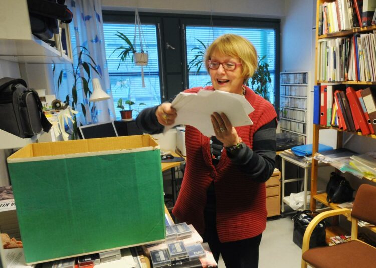 Työhuoneen perkaamiseen on mennyt puoli vuotta, ja monenlaista muistoa on tullut vastaan. –Mitä kaikkea sitä onkaan tullut tehtyä, päivittelee Päivi Istala.