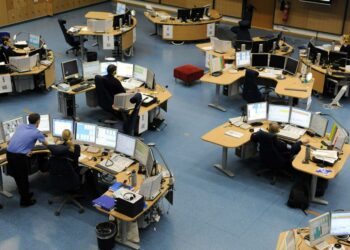 Julkisen alan ammattiliitto JHL arvostelee ministeri Holmlundia hätäilystä hätäkeskusuudistuksessa.