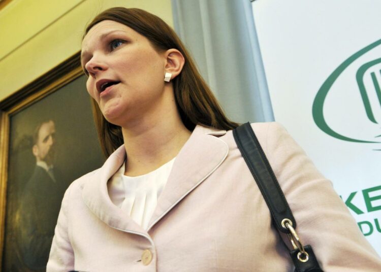 Puoluejohtaja Mari Kiviniemi pyrki keskiviikkona valamaan uskoa omiinsa.