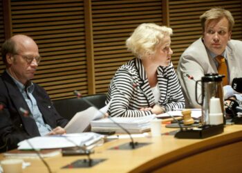 Kimmo Sasi (kok.), Miapetra Kumpula-Natri (sd.) ja Antti Kaikkonen (kesk.) suuren valikokunnan perjantaisessa kokouksessa.