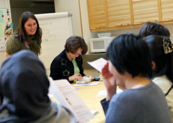 SPR:n maahanmuuttajille tarkoitetuissa suomen kielen kerhossa yhdistyvät kielen opiskelu ja suomalaisiin tutustuminen.