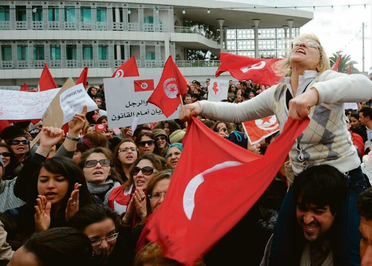 Arabikevät toi naiset taistelemaan miesten rinnalle, mutta sen jälkeen naisten asema on heikentynyt. Kuva Tunisiasta naistenpäivän mielenilmauksesta.