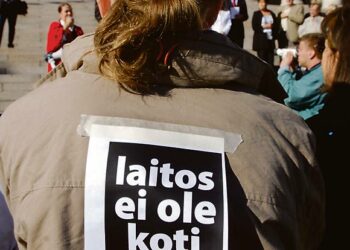 Kehitysvammaisten mielenosoituksessa vuonna 2007 vaadittiin oikeutta omaan elämään. Nyt laitoshoitoa ollaankin vähentämässä, mutta kirjoittajien mielestä hoitohenkilökuntaa ei ole koulutettu tarpeeksi muutokseen.