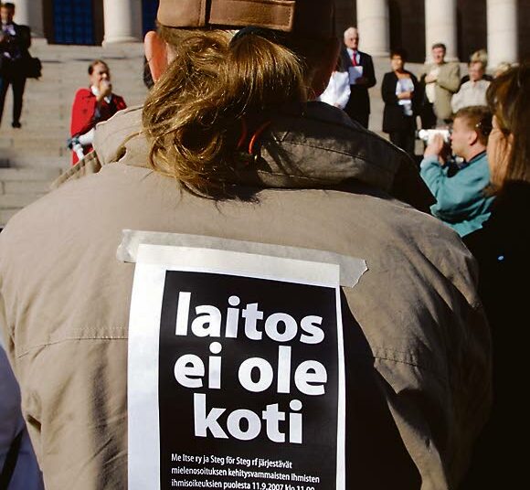 Kehitysvammaisten mielenosoituksessa vuonna 2007 vaadittiin oikeutta omaan elämään. Nyt laitoshoitoa ollaankin vähentämässä, mutta kirjoittajien mielestä hoitohenkilökuntaa ei ole koulutettu tarpeeksi muutokseen.