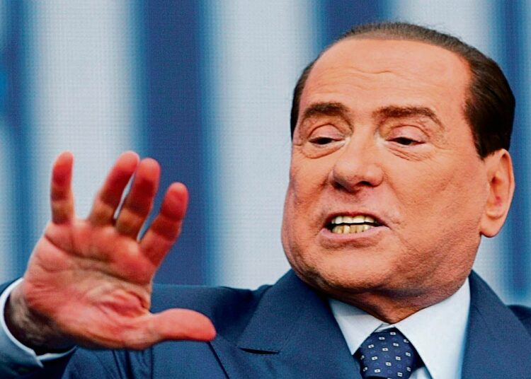 Vähän väliä kirjassa vilahtaa mafiatutkimusten yhteydessä Silvo Berlusconin nimi.