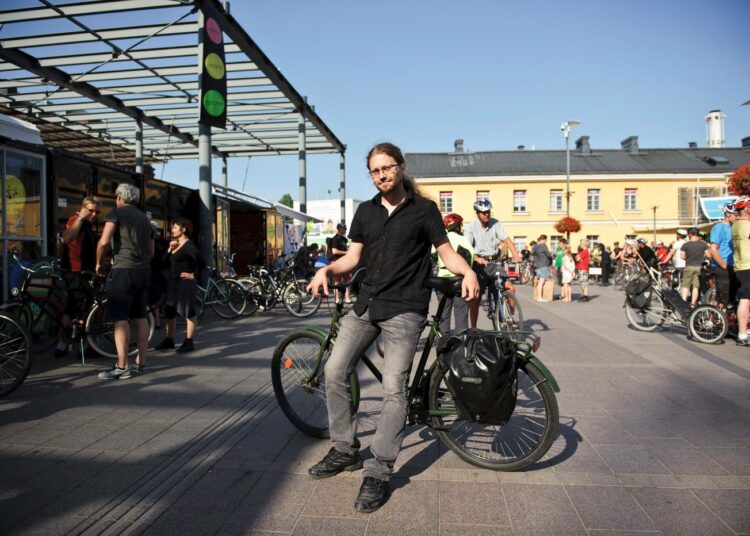 Otso Kivekäs on yksi Kriittisen pyöräretken järjestäjistä. Tiistaina järjestetyllä mielenosoituksella haluttiin kiittää kaikkia pyöräilijöitä.