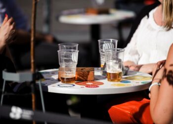 Puolet suomalaisten nauttimasta alkoholista juodaan oluena, Pekka Puska sanoi Savonlinnassa.