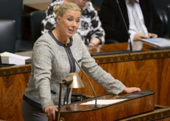 Valtiovarainministeri Jutta Urpilainen totesi kaikista ryhmäpuheenvuoroista heijastuvan huoli Suomen talouden tilasta.