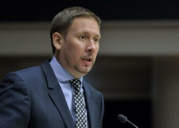 Paavo Arhinmäen mukaan valtiolla pitää olla aktiivinen rooli omistajana, joka välittää myös työllisyydestä, ympäristönsuojelusta ja aluepolitiikasta.