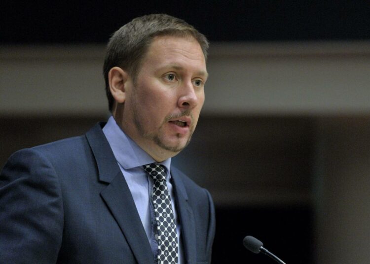 Paavo Arhinmäen mukaan valtiolla pitää olla aktiivinen rooli omistajana, joka välittää myös työllisyydestä, ympäristönsuojelusta ja aluepolitiikasta.