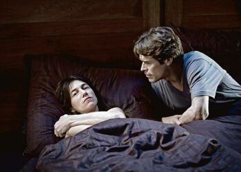 Lapsensa menetystä sureva pari (Charlotte Gainsbourg ja Willem Dafoe) eris-täytyy metsämökkiin parantamaan suhdettaan.