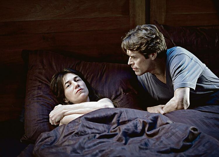 Lapsensa menetystä sureva pari (Charlotte Gainsbourg ja Willem Dafoe) eris-täytyy metsämökkiin parantamaan suhdettaan.