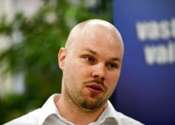 Vapaa-ajallaan Jukka Haapakoski soittaa kitaraa, kesällä hän pelaa lentopalloa ja tennistä. Yhtyeensä musiikkia hän kuvailee psykemetalliksi.