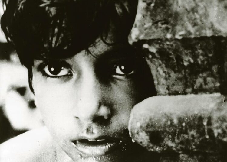 Tien laulu on intialaisen elokuvan suuren mestarin Satyajit Rayn esikoiselokuva bengalilaisperheen elämästä 1900-luvun alussa. Kuvassa Subir Banerjee.