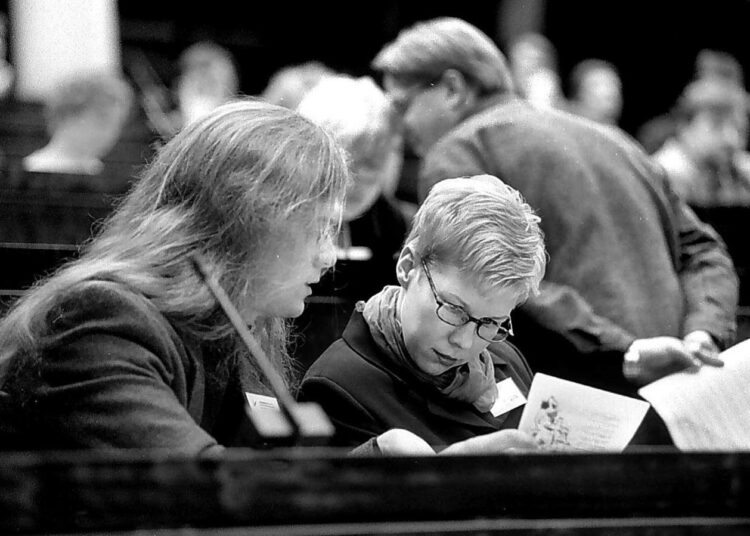 Marjo Katajisto Tero Vasamaan kanssa vasemmistoliiton puoluevaltuustossa vuonna 1998.