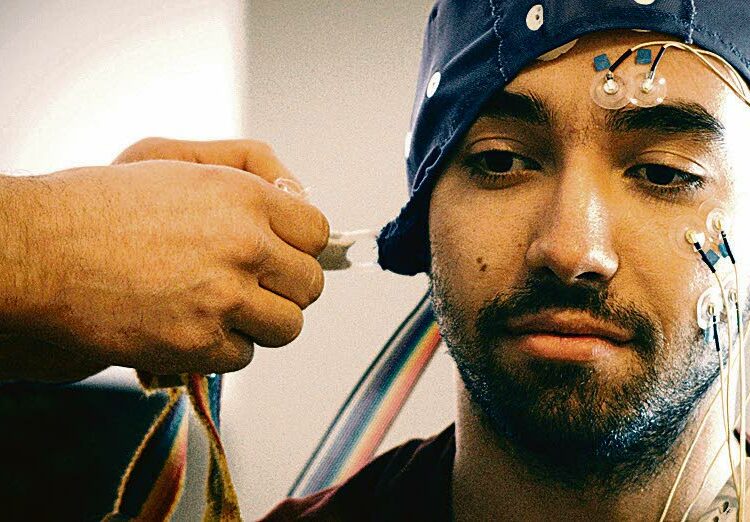 Todor Vlaev tutkii, mikä vaikutus naisilla on hänen aivoihinsa Tonislav Hristovin dokumenttielokuvassa Rakkauden insinöörit.