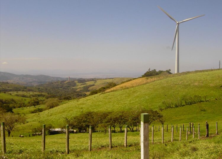 Tuulimylly Tilaránissa. Seitsemän prosenttia Costa Rican sähköstä tuotetaan tuulivoimalla.
