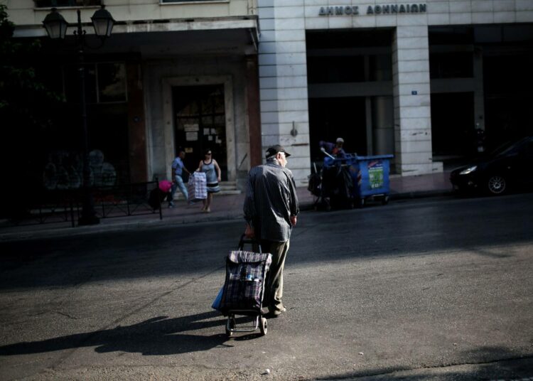 Kreikan hallitseva Syriza-puolue on jakautunut tukipakettien suhteen. Kansa odottaa nyt, mitä tapahtuu.