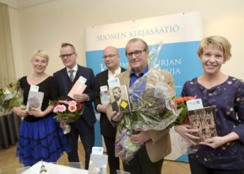 Kirjallisuuden Finlandia-palkintoa tavoittelevat tänä vuonna kirjailijat Laura Lindstedt (vas), Kari Hotakainen, Markku Pääskynen, Panu Rajala sekä Selja Ahava. Ehdokkaista Pertti Lassila ei ollut paikalla ehdokkaiden julkistuksessa Helsingissä.
