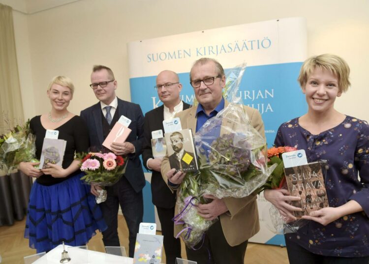 Kirjallisuuden Finlandia-palkintoa tavoittelevat tänä vuonna kirjailijat Laura Lindstedt (vas), Kari Hotakainen, Markku Pääskynen, Panu Rajala sekä Selja Ahava. Ehdokkaista Pertti Lassila ei ollut paikalla ehdokkaiden julkistuksessa Helsingissä.