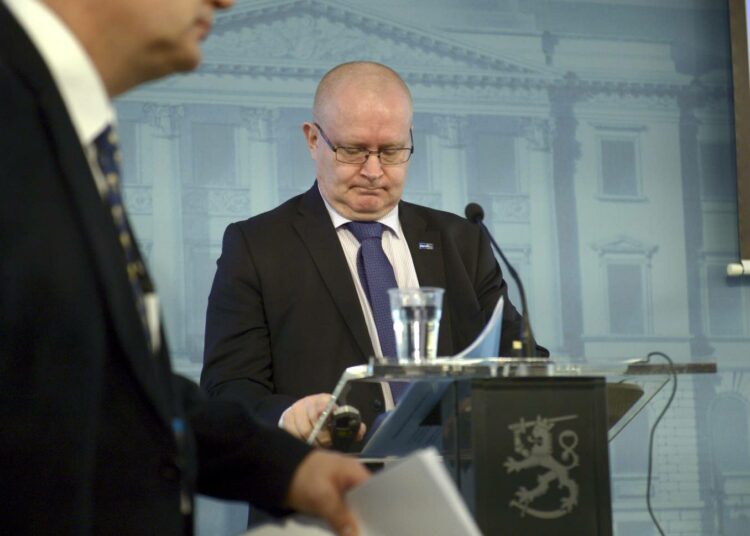 Työ- ja oikeusministeri Jari Lindström on perustellut työttömien kuritustoimia sillä, että työpaikkojen ja työntekijöiden on kohdattava.