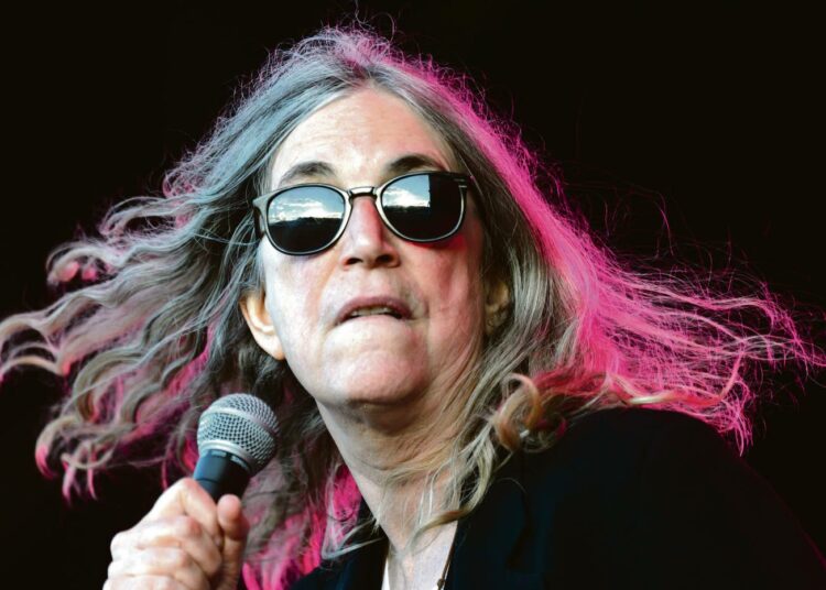 Karuista lähtökohdista ja suurista menetyksistä huolimatta Patti Smith on luonut koko ajan omanlaistaan taidetta.