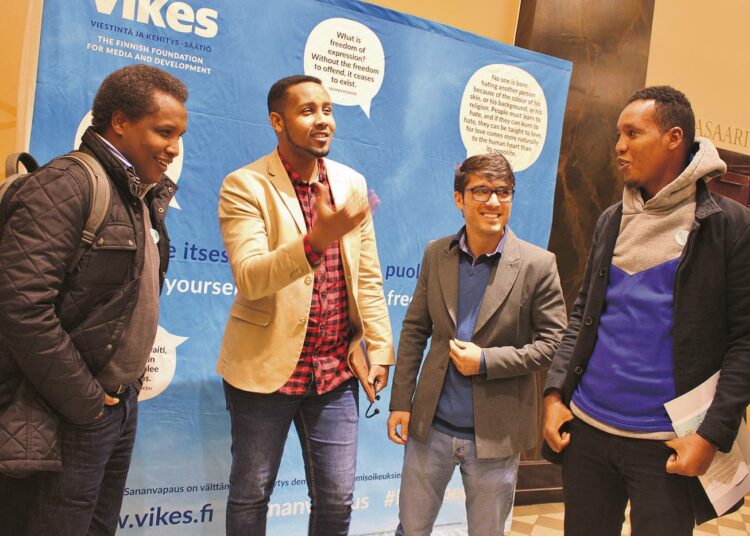 Helsingin Lähiradion toimittaja Abdi Musse Mohamud vaihtoi kokemuksia turvapaikkaa hakevien kollegojen Sharmake Abukar Aminin, Habibi Hasmatullahin ja Abdullahi Ahmed Nurin kanssa.