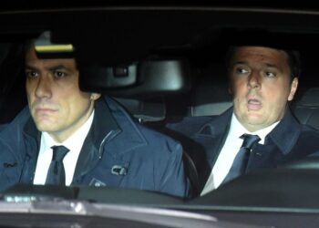 Pääministeri Matteo Renzi ministeriauton takapenkillä maanantai-iltana matkalla presidentti Sergio Mattarellan luokse esittämään eronpyyntönsä.