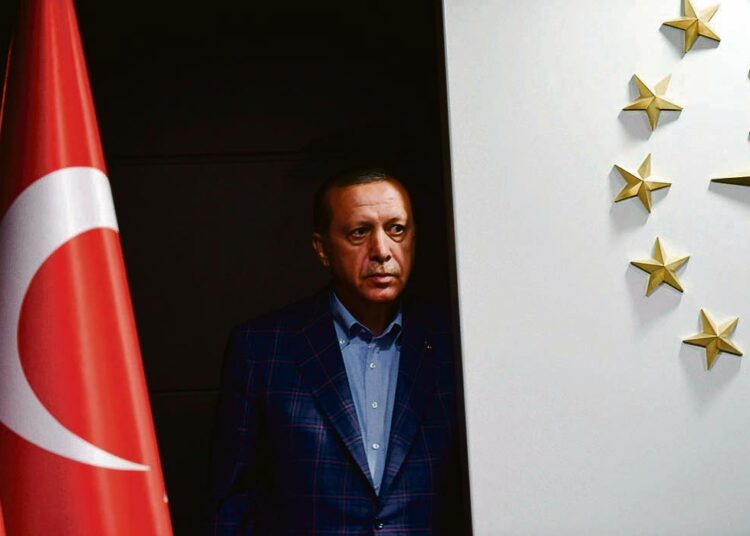 Oppositio tuskin katsoo toimettomana Erdoganin etenemistä yksinvaltiuteen.