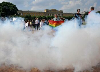 Myös Pride-marssit ovat usein äärioikeiston väkivallan kohteina. Kuva Pietarista viime viikolta.