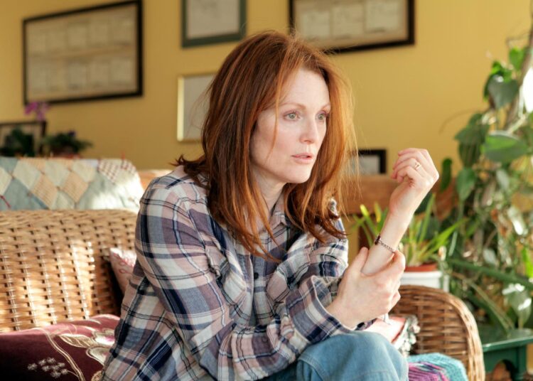 Julianne Moore sai Oscarin roolityöstään professorina, jolla todetaan varhainen Alzheimerin tauti.