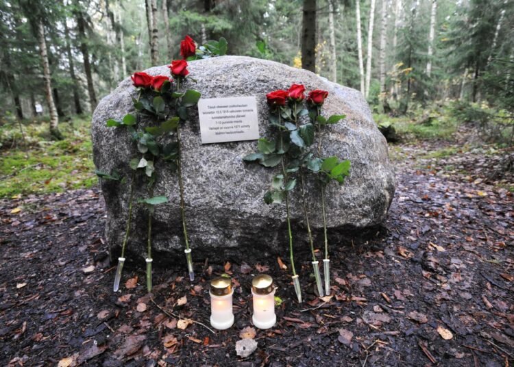 Muistokivi punaisten teloituspaikalla Helsingin Suutarilassa.