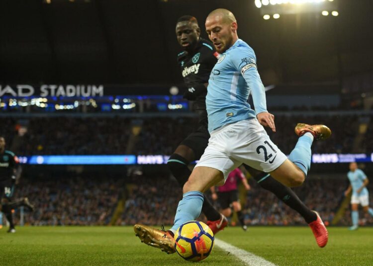 Manchester Cityn David Silva laukoi voittomaalin West Hamin verkkoon viime sunnuntaina. Taustalla puolustaja Arthur Masuaku.