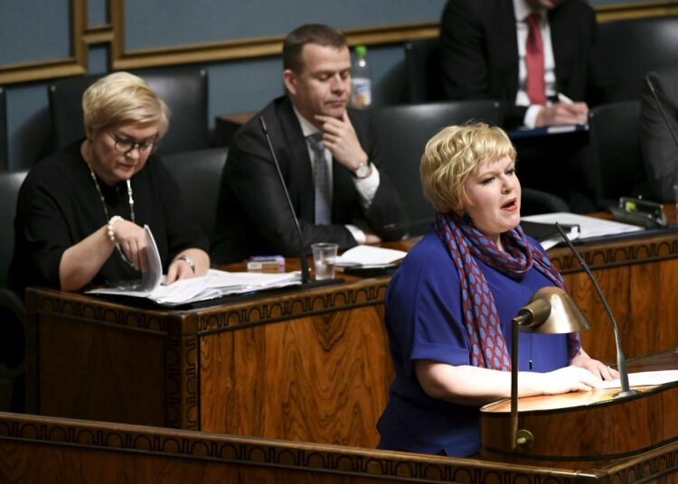Maakuntalait ovat levällään eduskunnassa. Perhe- ja peruspalveluministeri Annika Saarikko, ministerit Anu Vehviläinen (vas.) ja Petteri Orpo sote-uudistuksen valinnanvapausesitystä sekä maakuntauudistusta käsittelevässä eduskunnan täysistunnossa maaliskuussa.