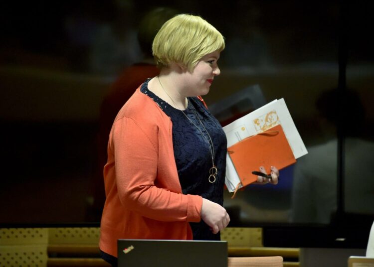 Perhe- ja peruspalveluministeri Annika Saarikko (kesk.) esitteli tänään valmistelussa olevaa asiakasmaksulainsäädäntöä tiedotusvälineille.