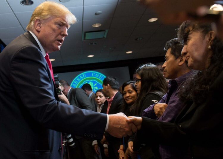 Donald Trump kättelemässä pyöreän pöydän tapaamisen osallistujia.