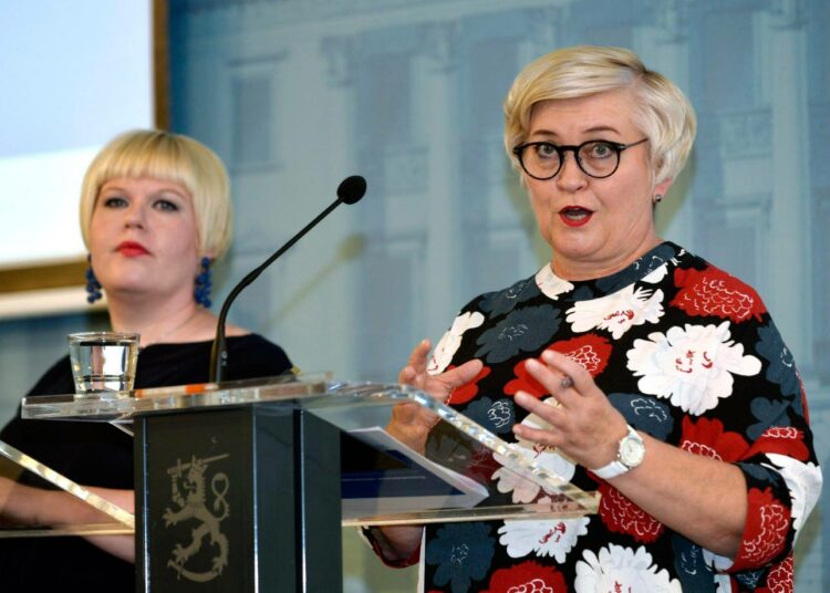 Perhe- ja peruspalveluministeri Annika Saarikko ja kunta- ja uudistusministeri Anu Vehviläinen (oik.) hallituksen tiedotustilaisuudessa maanantaina.