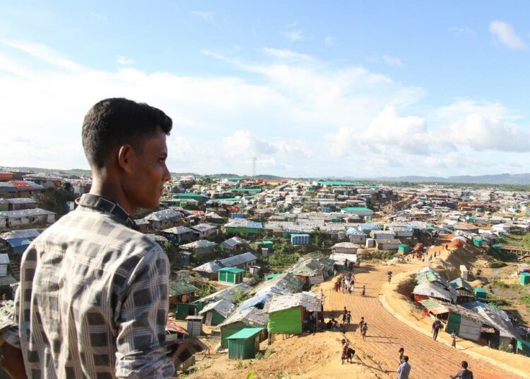Nuori rohingya-pakolainen ja pakolaisleiri Ukhiyan kumpuilevassa maastossa Bangladeshin Myanmarin vastaisella rajaseudulla.