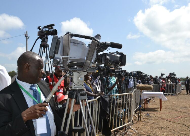 Mediassa työskentelevien turvallisuus huolestuttaa YK:ta. Kuva Keniasta.