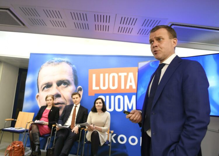 Petteri Orpo esitteli kokoomuksen sote-mallin, puolueen muut toplokkaat kuuntelivat.