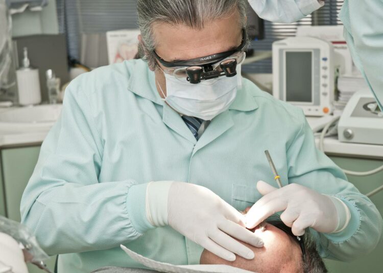 Kela korvaa osan hammashoidon toimenpiteistä taulukon mukaisesti, esimerkiksi yhden reiän paikkaamisesta 9 euroa. Asiakas saa korvauksen vain yksityisen hammaslääkärin palveluista.