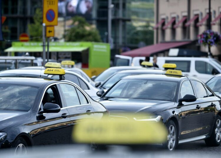 Etelä-Suomen aluehallintovirasto näkee taksinkuljettajan varsinaisen työn estävän anniskelun hoitamisen.