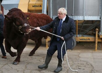 Pääministeri Boris Johnson vieraili maatilalla Skotlannin Aberdeenissa viime perjantaina.